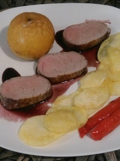 Una foto de Solomillo de cerdo con mostaza Dijon y reducción de vino aromatizado
