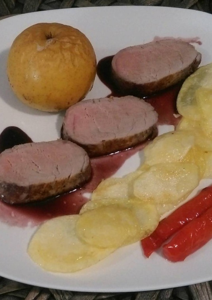 Una foto de Solomillo de cerdo con mostaza Dijon y reducción de vino aromatizado