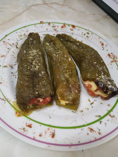 Una foto de Pimientos asados rellenos de jamón York y queso