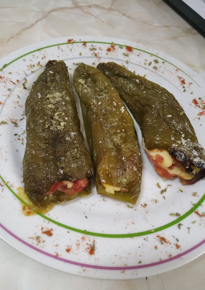 Una foto de Pimientos asados rellenos de jamón York y queso