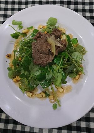 Hình của món Rau càng cua trộn bò sốt me.