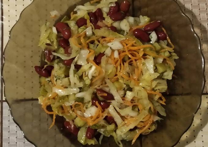 Салат из квашеной капусты и фасоли