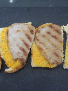 Una foto de Lomo al grill sobre gazpacho de piña