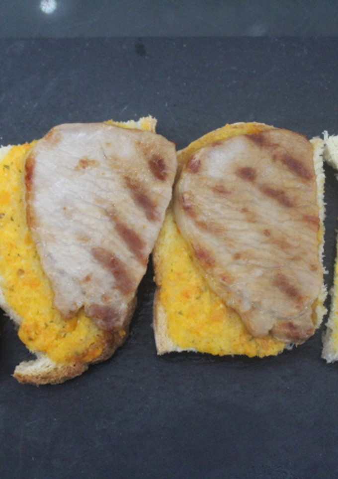 Una foto de Lomo al grill sobre gazpacho de piña
