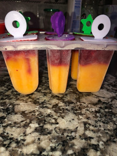 Una foto de Helado de frutas!!sin agregado de azúcares🍓🍓🍑🍑