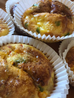 Φωτογραφία της συνταγής Muffins με πολύχρωμες πιπεριές, μπέικον, τυρί και αυγό!
