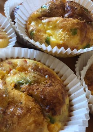 Φωτογραφία της συνταγής Muffins με πολύχρωμες πιπεριές, μπέικον, τυρί και αυγό!