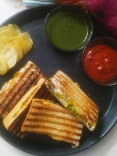 આલુ મટર સેન્ડવીચ (Aloo Matar Sandwich Recipe In Gujarati) રેસીપી મુખ્ય ફોટો