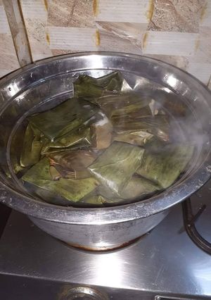 A picture of Elai Adai (rice sweet in banana leaf).