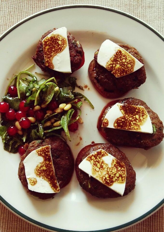 Una foto de Minihamburguesas de lentejas con ensalada de rúcula