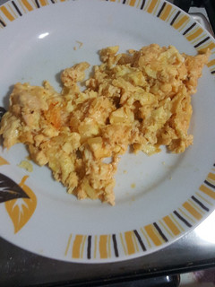 Una foto de Huevo revuelto con cebollita, queso y un poco de tomate