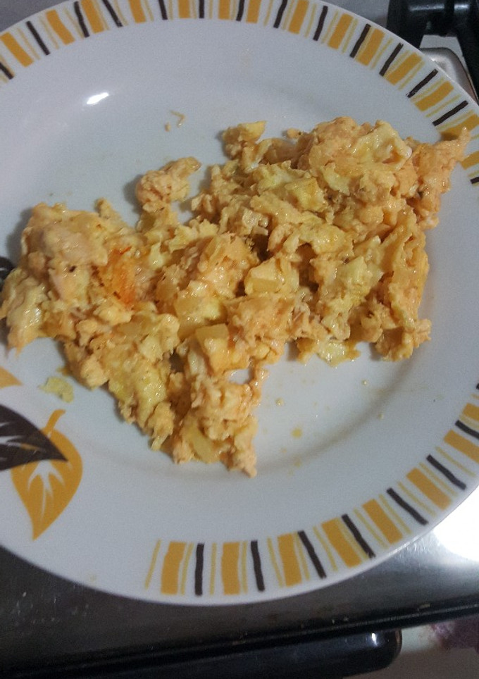 Una foto de Huevo revuelto con cebollita, queso y un poco de tomate