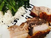 Une photo de porc poitrine mariné