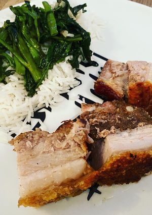 Une photo de Porc croustillant Chinois accompagné de Liserons d’eau sautés à l’ail