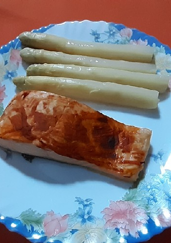 Una foto de Salmón con costra de mostaza y ketchup, en airfryer