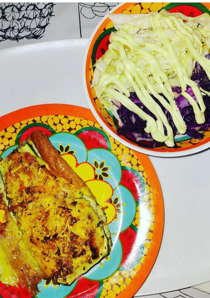 Una foto de ~ Zucchini relleno con panceta y queso ~