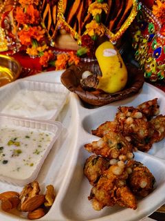 लौकी साबूदाना पकौड़े (Lauki Sabudana Pakode Recipe in Hindi) रेसिपी मुख्य फोटो