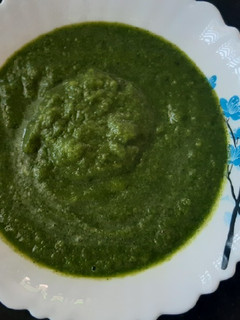 કાચી કેરી ની લીલી ચટણી (Raw Mango Green Chutney Recipe In Gujarati) રેસીપી મુખ્ય ફોટો