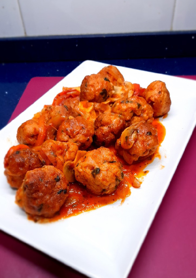 Una foto de Albóndigas caseras con tomate