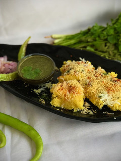 ચીઝ ગાર્લિક બટર લોચો (Cheese Garlic Butter Locho Recipe In Gujarati) રેસીપી મુખ્ય ફોટો