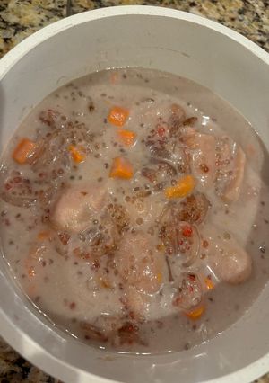 A picture of Chè Chuối (Vietnamese Banana and Sweet Potato Coconut Dessert).