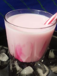 रोज़ मिल्क शेक (Rose Milk shake recipe in Hindi) रेसिपी मुख्य फोटो
