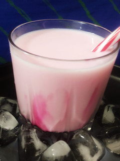 रोज़ मिल्क शेक (Rose Milk shake recipe in Hindi) रेसिपी मुख्य फोटो