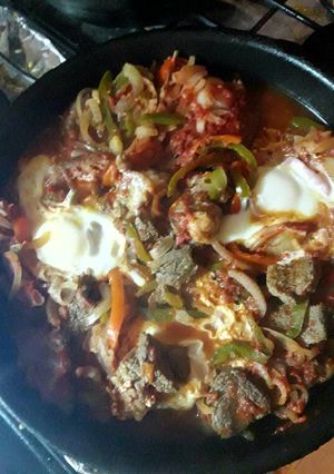 Una foto de Salteadito de verduras con carne y huevos