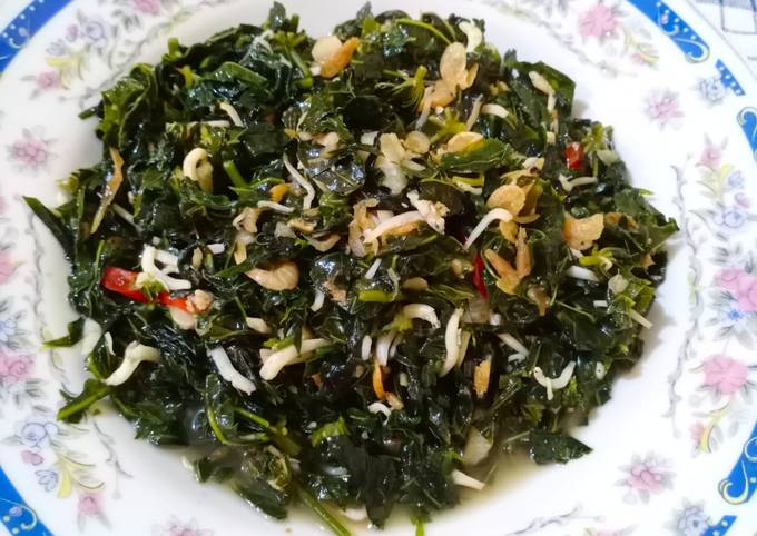 Bagaimana Menyiapkan Tumis Daun Pepaya Teri-Rebon, Sempurna