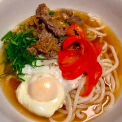 A picture of Sliced beef udon.