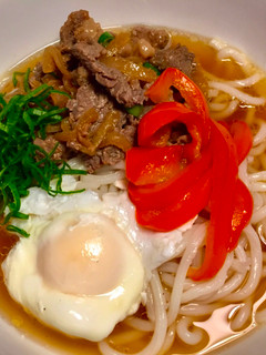 A picture of Sliced beef udon.