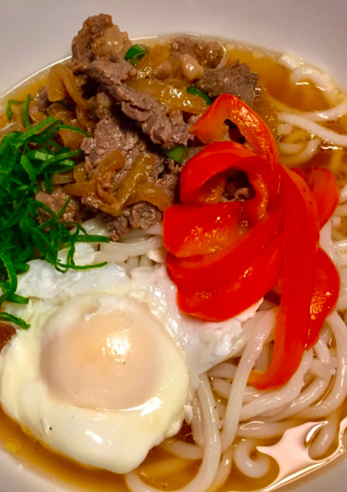 A picture of Sliced beef udon.