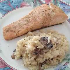 Una foto de Salmón frito con arroz cremoso con champignones