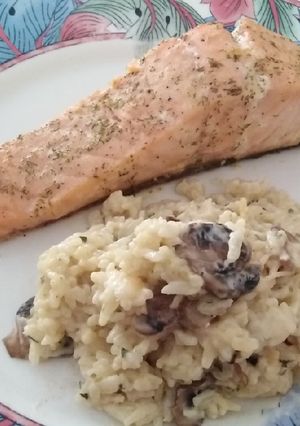 Una foto de Salmón frito con arroz cremoso con champignones