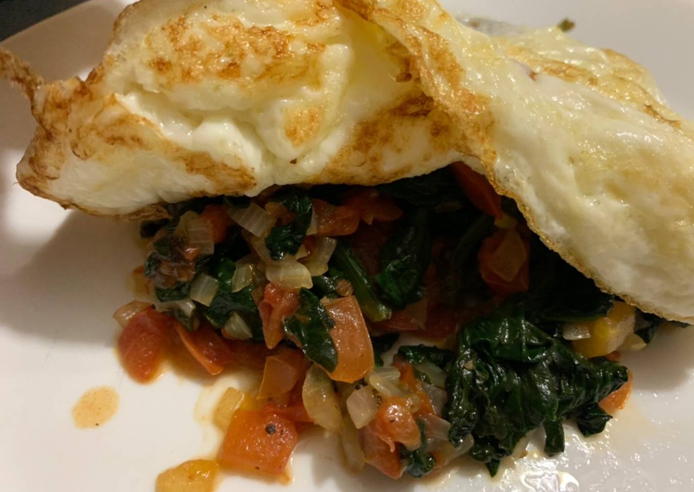 Claras acompañadas de espinacas a la mexicana