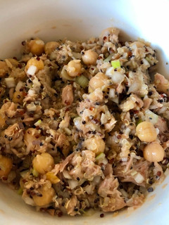 Una foto de Ensalada de quinoa multicolor y atún