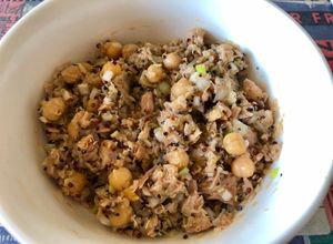 Una foto de Ensalada de quinoa multicolor y atún