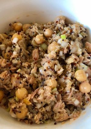Una foto de Ensalada de quinoa multicolor y atún