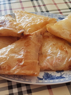 Una foto de Triángulos de jamón y queso, salmón y salsa tártara, con masa filo