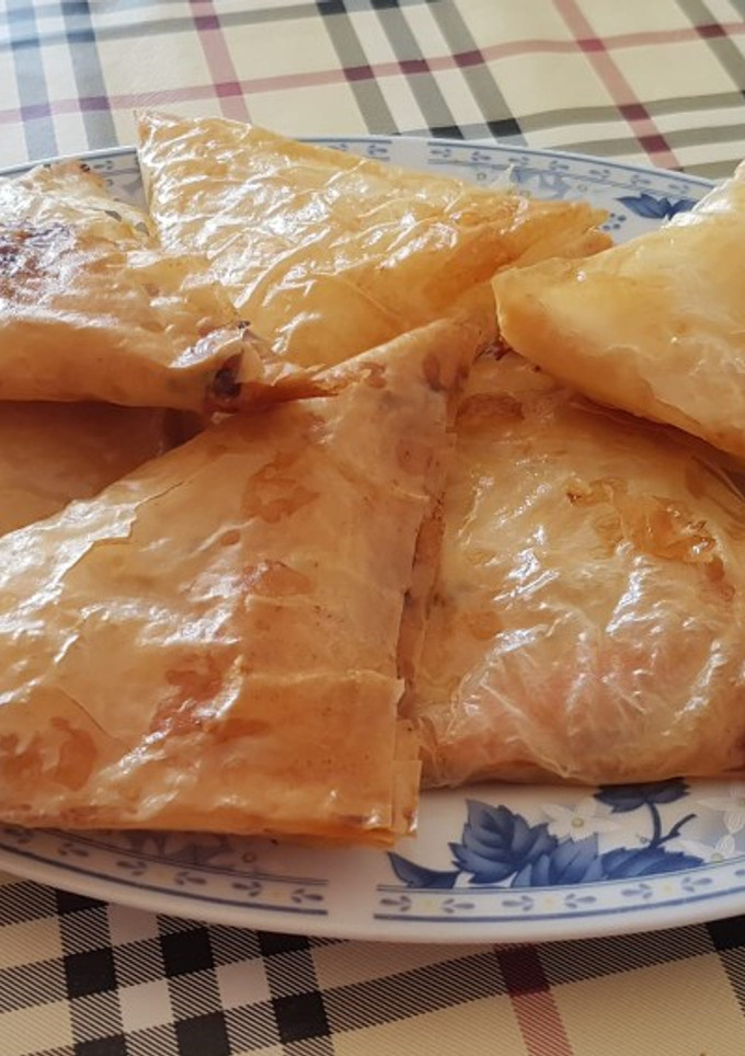 Una foto de Triángulos de jamón y queso, salmón y salsa tártara, con masa filo
