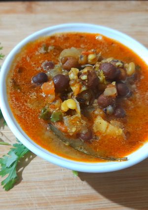 A picture of Sprouted kala chana gravy.