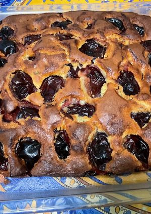 Une photo de Gâteau aux prunes et fruits confits au rhum