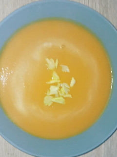 Une photo de Velouté de carotte et patate douce au curry