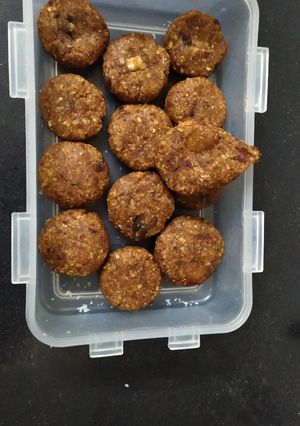 ખજુર અને ઓટ્સ બોલ્સ(Dates & oats balls recipe in Gujarati) રેસીપી મુખ્ય ફોટો