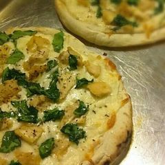 A picture of Quick & Easy Chicken Florentine Pizzas.