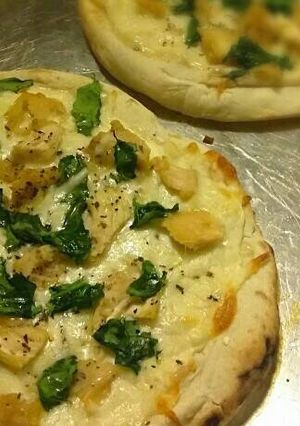 A picture of Quick & Easy Chicken Florentine Pizzas.
