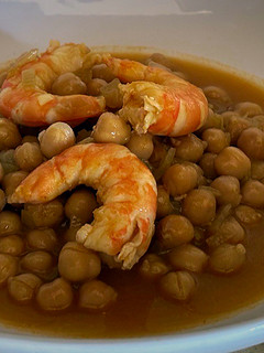 Una foto de Garbanzos con langostinos