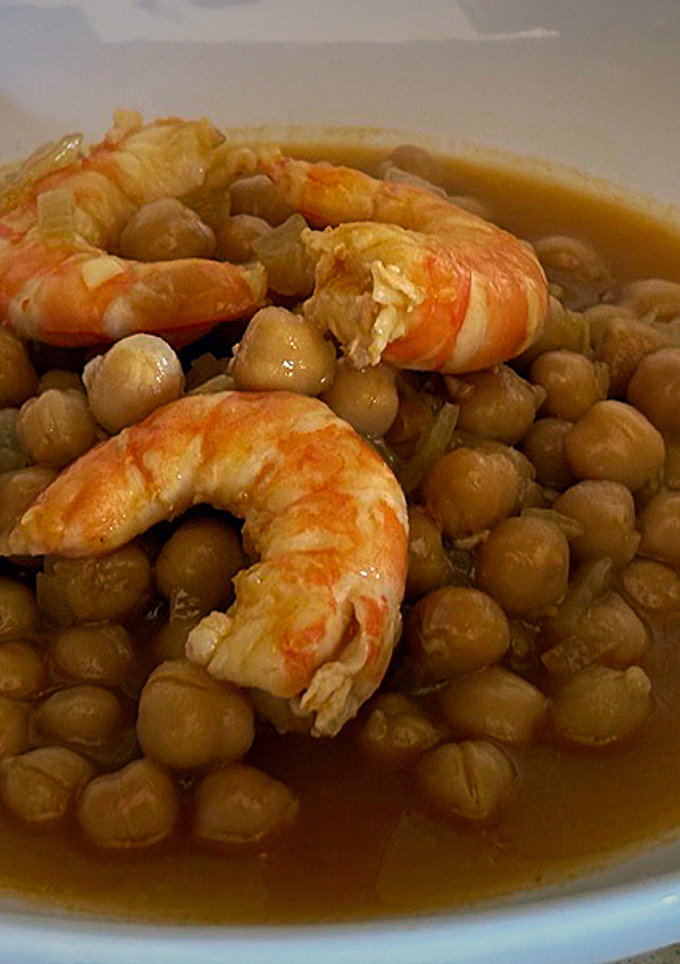 Una foto de Garbanzos con langostinos