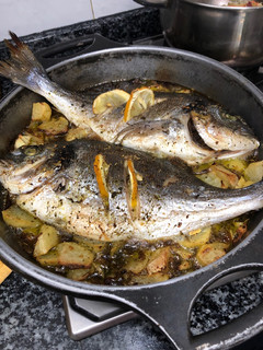 Una foto de 14. Dorada al limón con patatas (principal pescado)