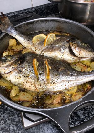 Una foto de 14. Dorada al limón con patatas (principal pescado)